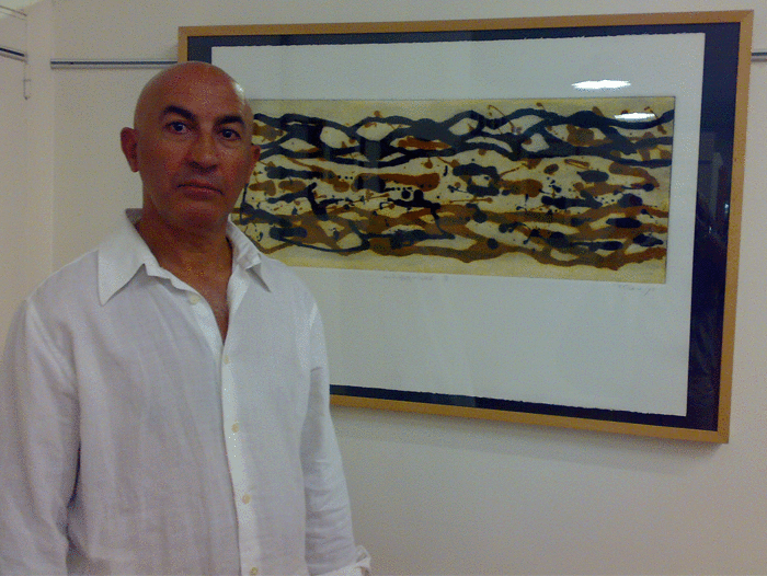 Federico Osorio junto a una obra en Galería Loft