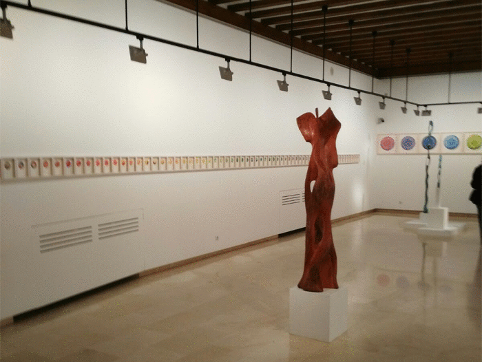 Vista de esculturas y acuarelas de Federico Osorio