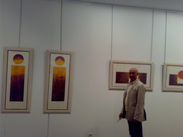 Federico Osorio rodeado de Grabados de la exposición "Obra Gráfica"