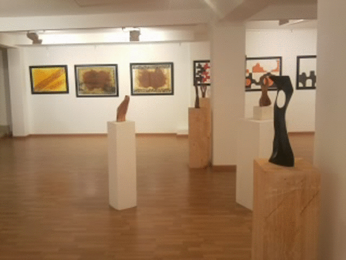 Vista de grabados y esculturas de Federico Osorio expuestas