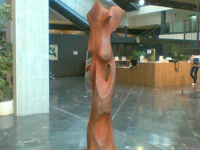Escultura de Federico Osorio en la exposición del Campus María Zambrano