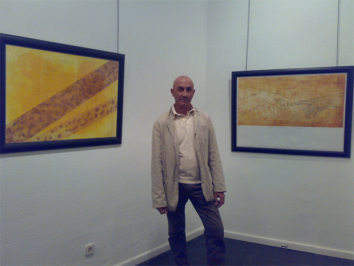 Federico Osorio junto a sus grabados