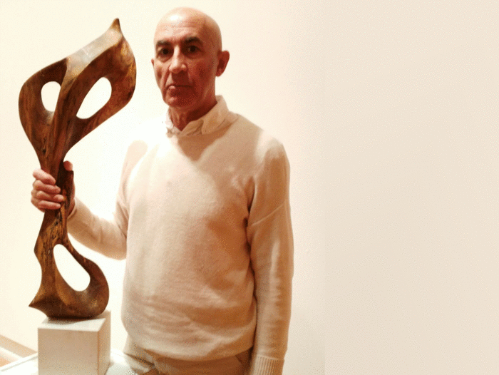 Federico Osorio con una de sus esculturas